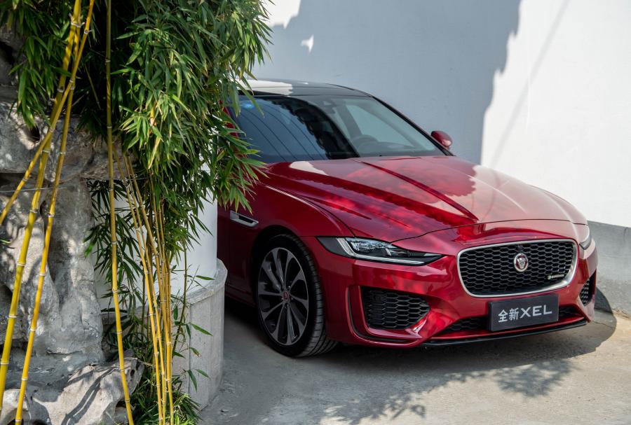  Jaguar XE L P250 HSE R-Dynamic 2019 года  (CN) (фото 2 из 31)